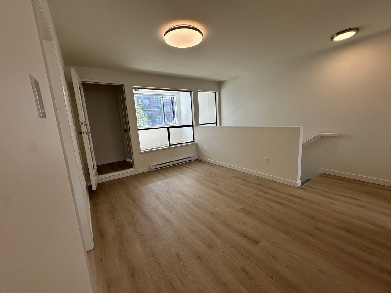 527 Hastings St E - Photo 3 of 13