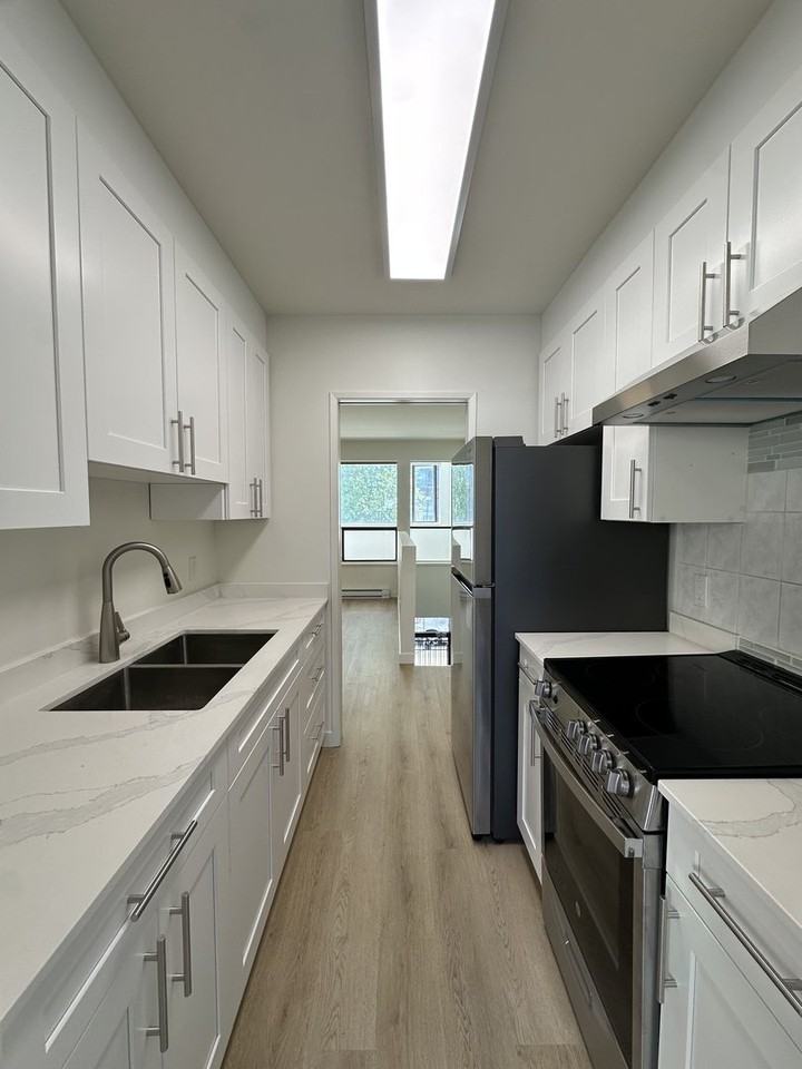 527 Hastings St E - Photo 4 of 13