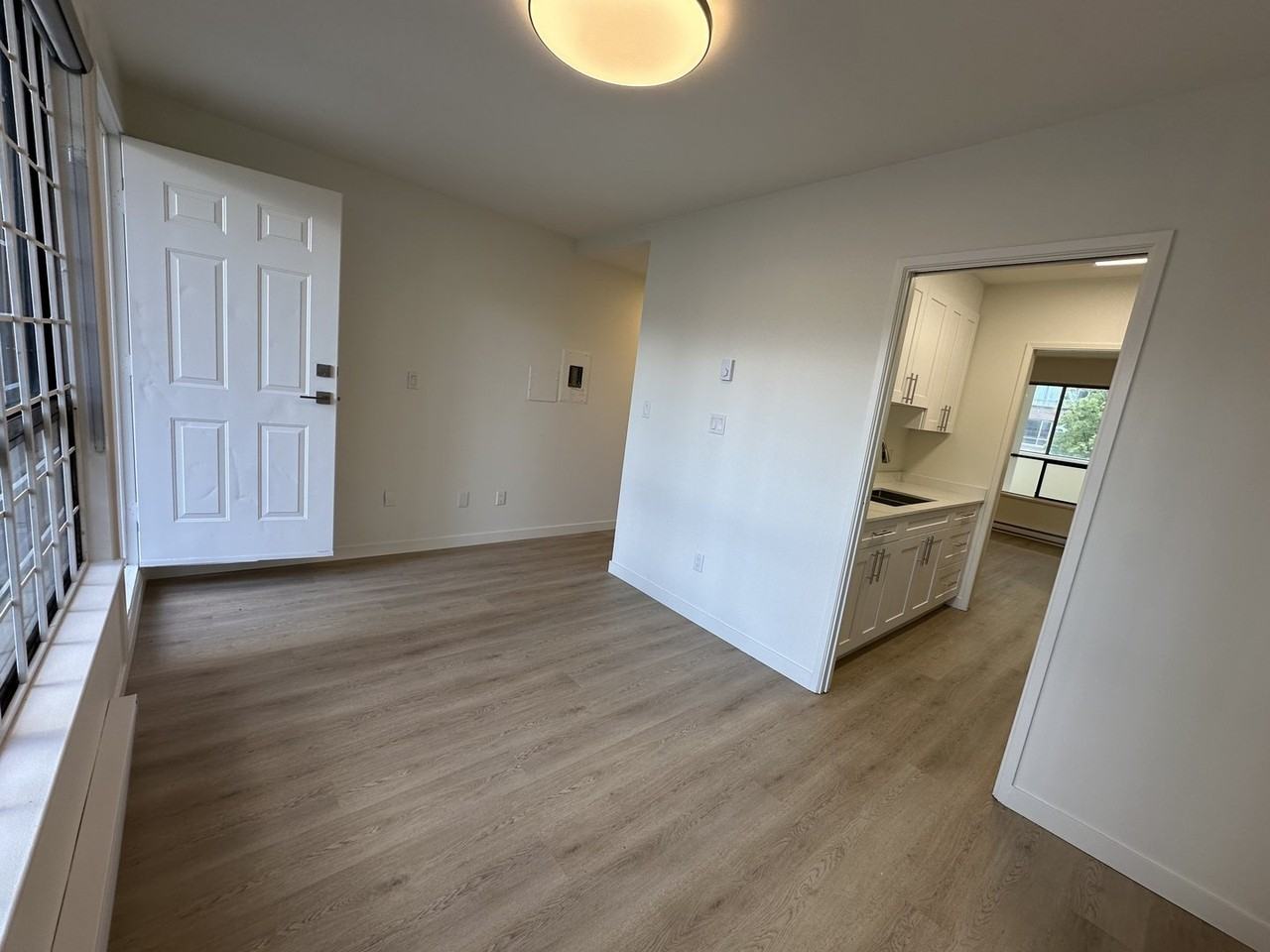 527 Hastings St E - Photo 5 of 13