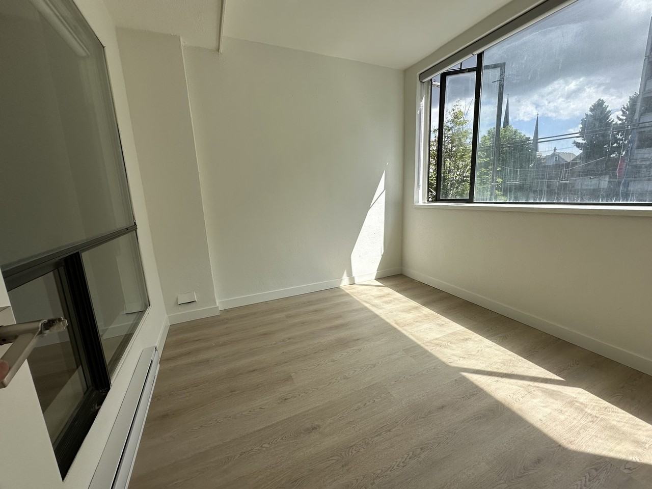 527 Hastings St E - Photo 6 of 13