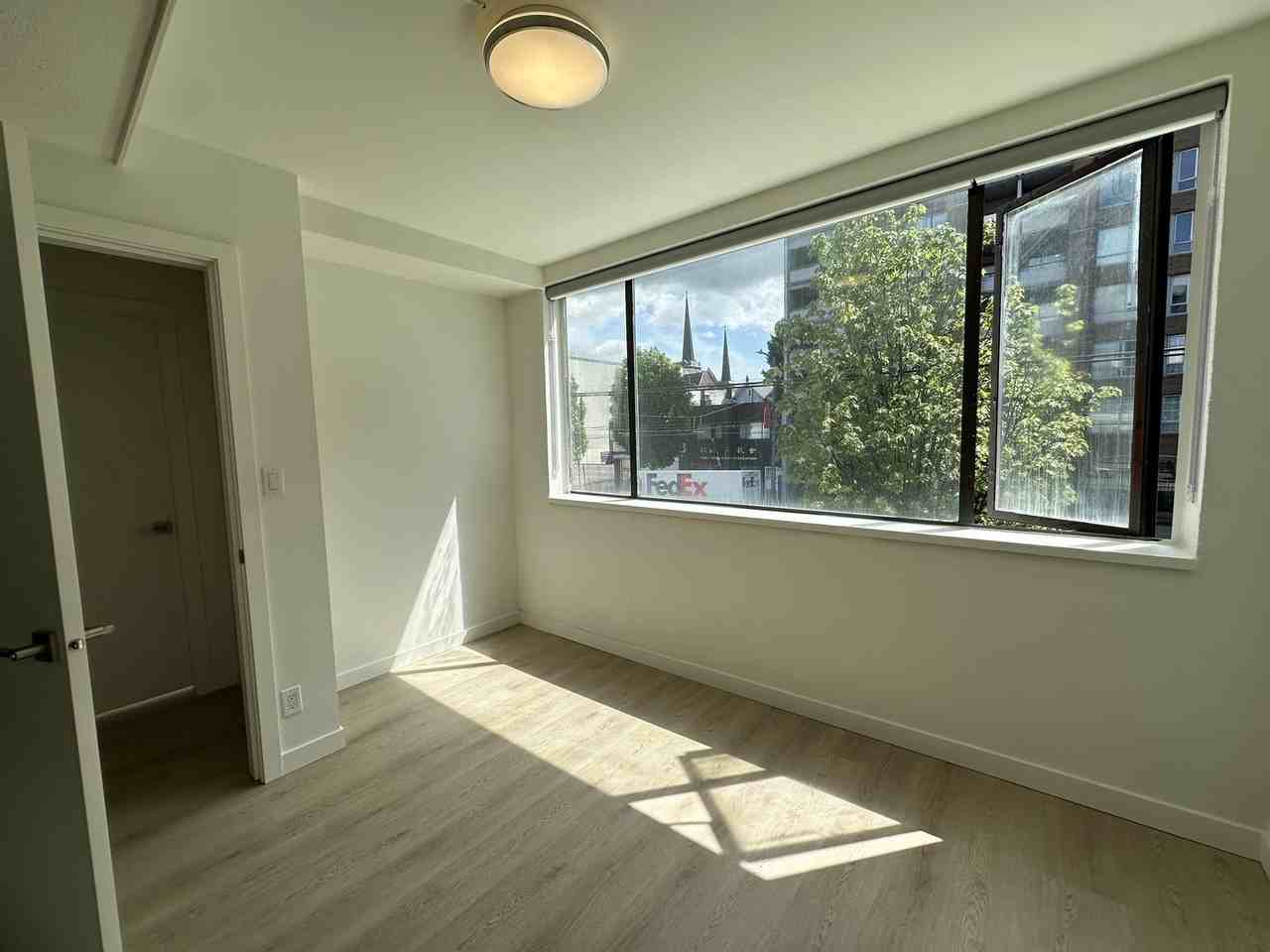 527 Hastings St E - Photo 7 of 13
