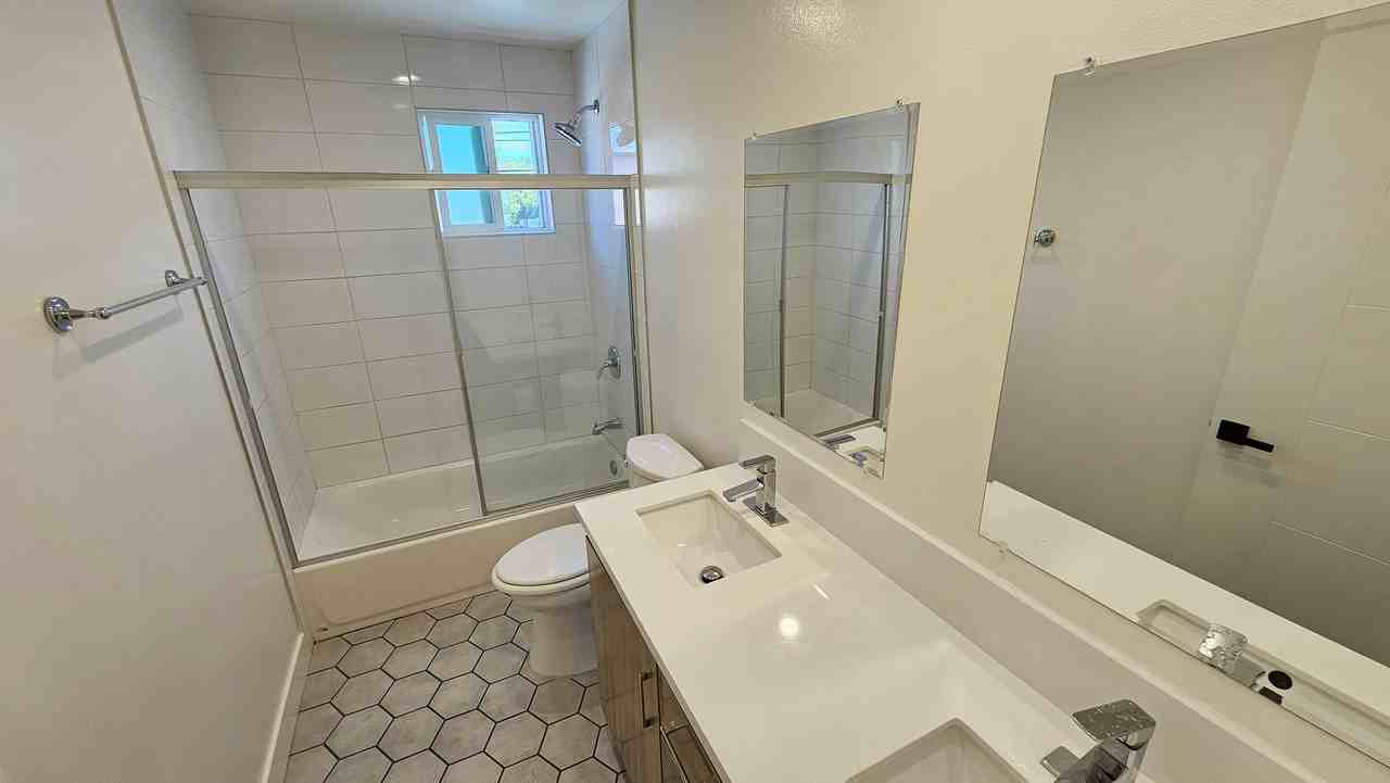 339 N Harvard Blvd - Photo 2 of 12