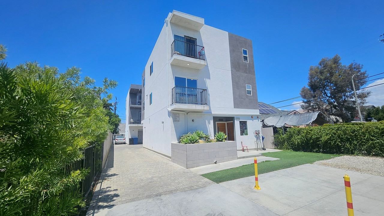 339 N Harvard Blvd - Photo 3 of 12