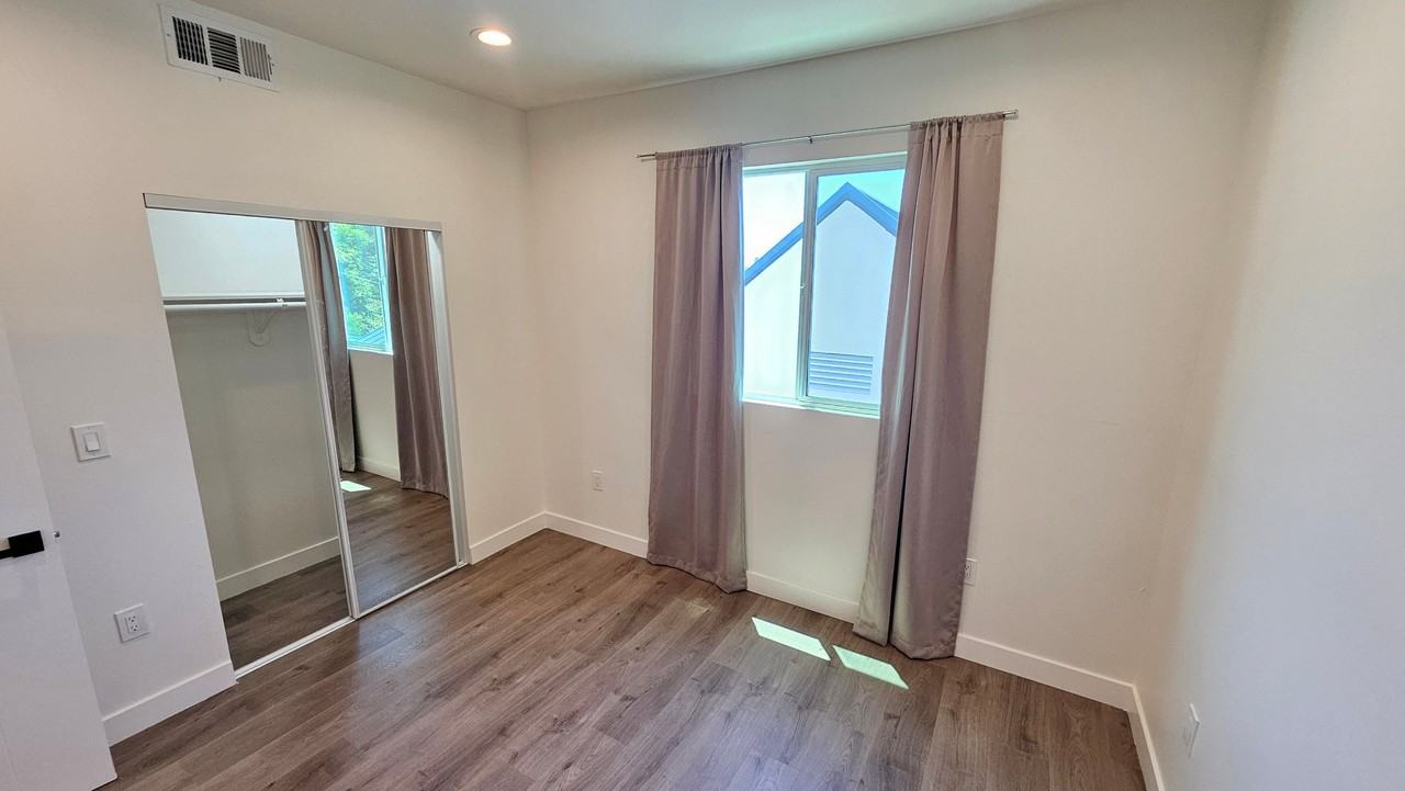 339 N Harvard Blvd - Photo 7 of 12