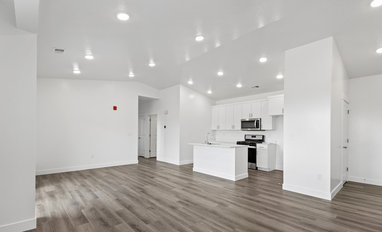536 Ne #204E - Photo 2 of 15