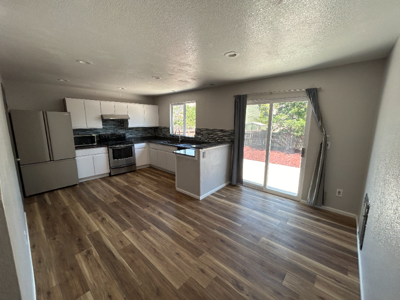 10116 Fairfax Ct - Photo 3 of 13
