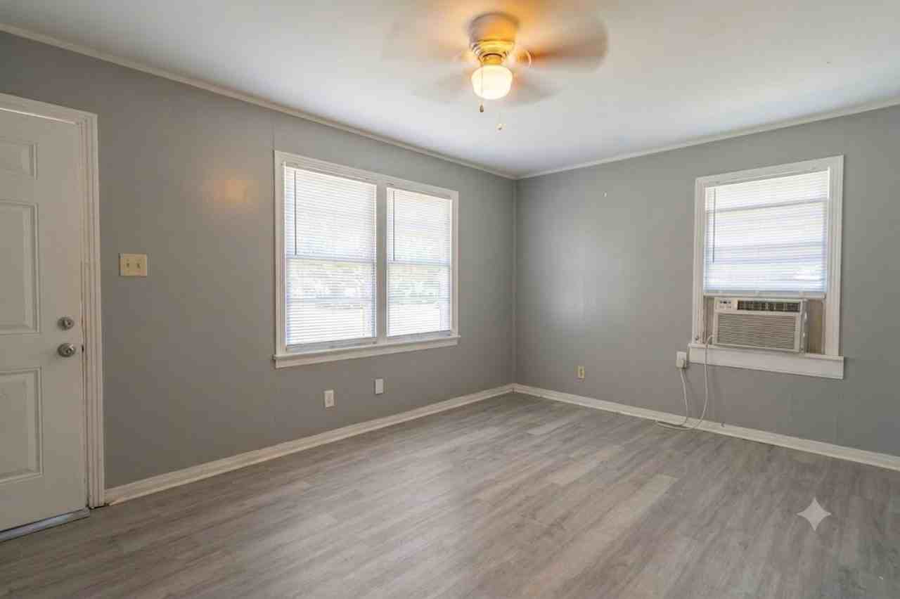 1148 Dudley Ln - Photo 4 of 12