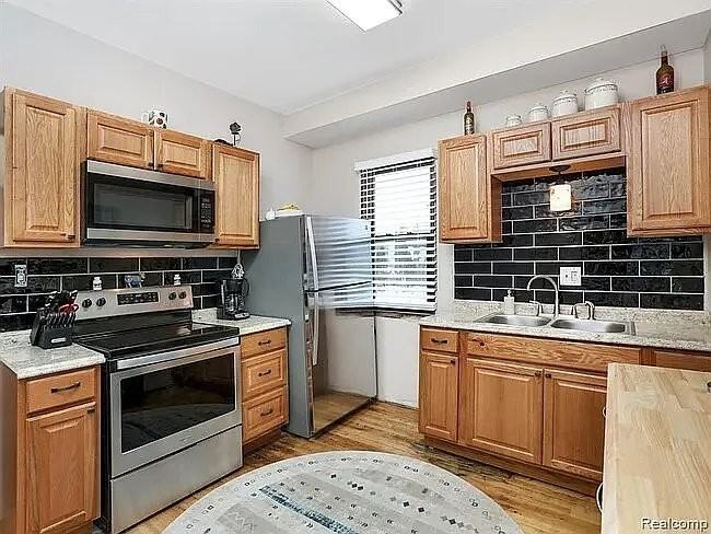 613 Belmont St - Photo 4 of 14