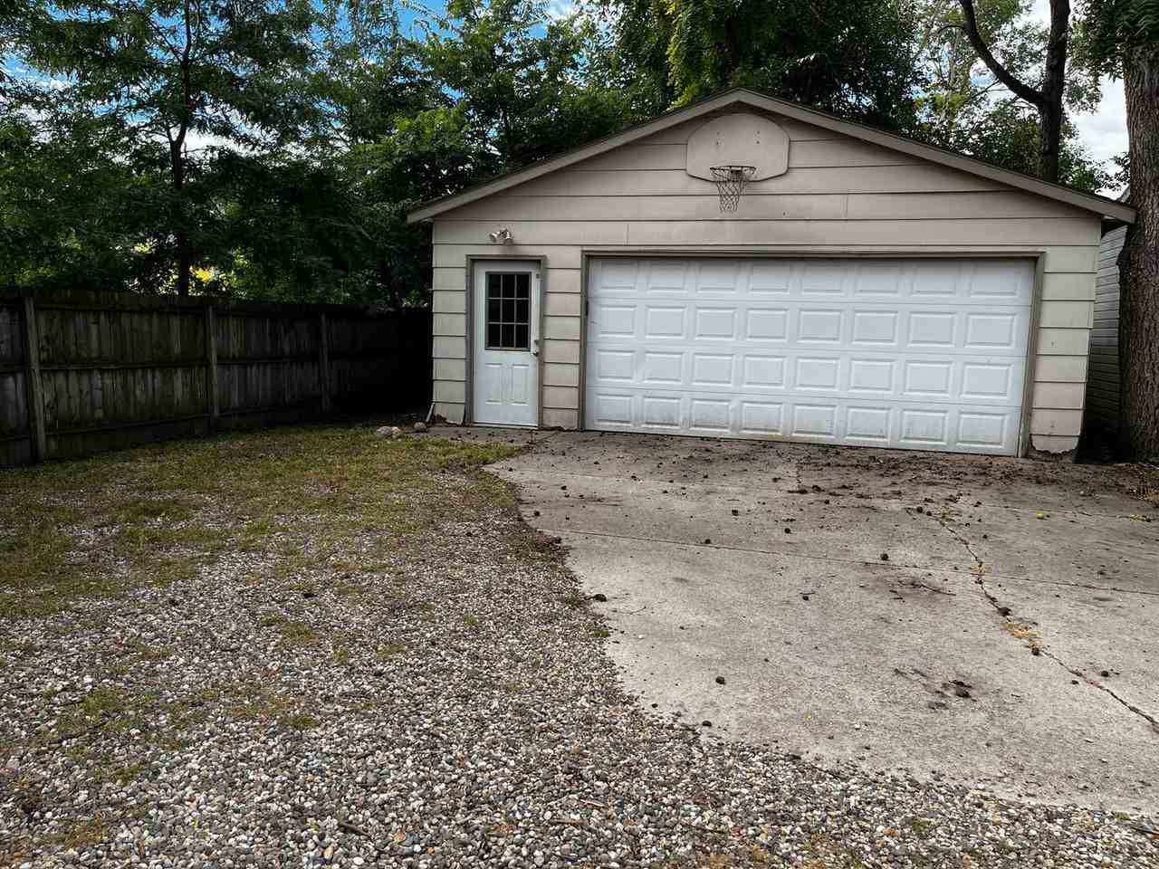 741 S 1st Ave - Photo 4 of 35
