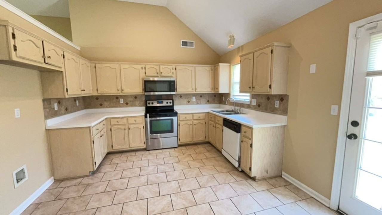 5554 Steffani Dr - Photo 3 of 10