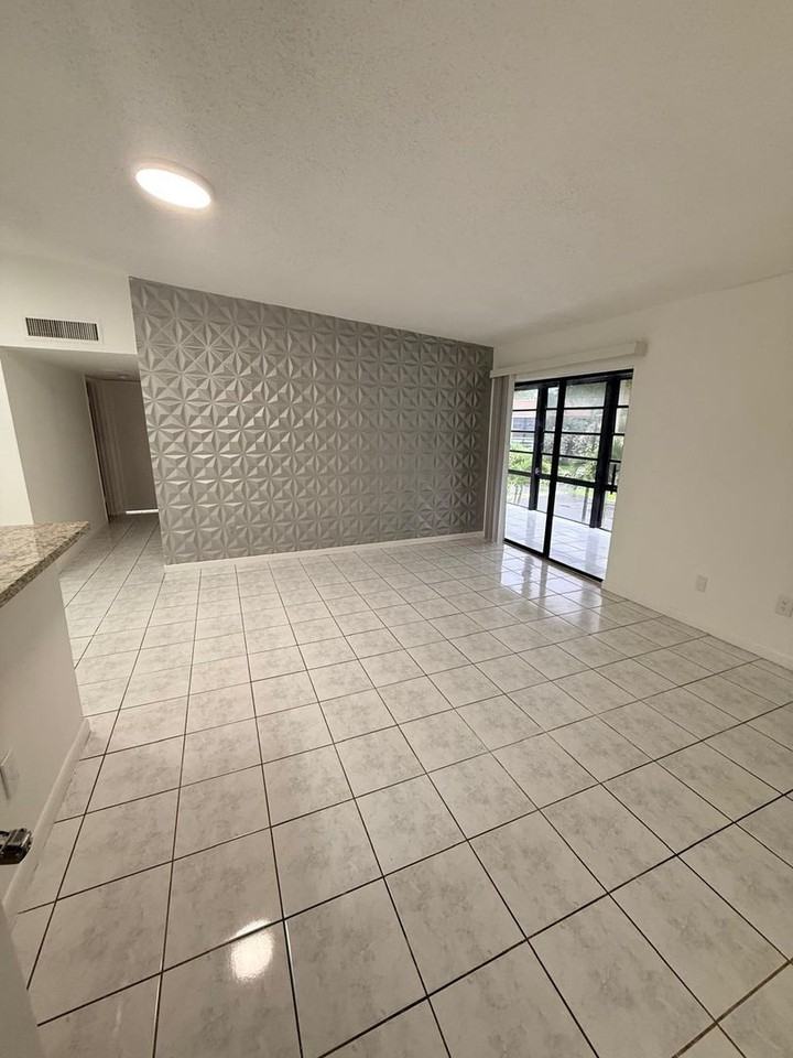 771 Ne 199th St - Photo 4 of 23