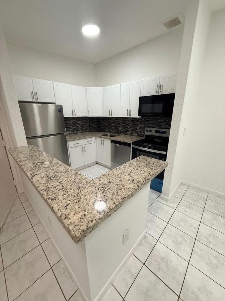 771 Ne 199th St - Photo 5 of 23