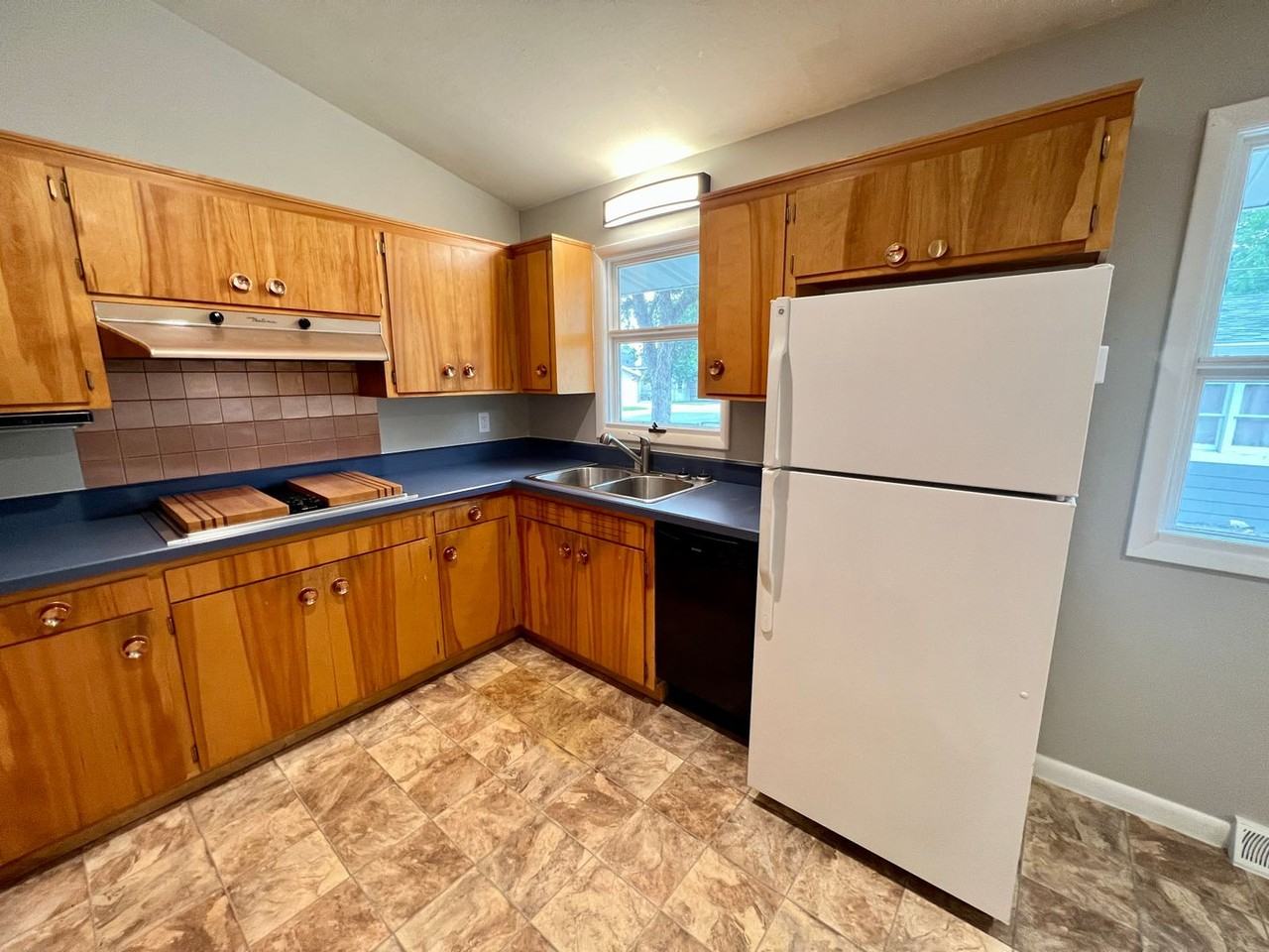 2539 Howard Ave - Photo 6 of 30
