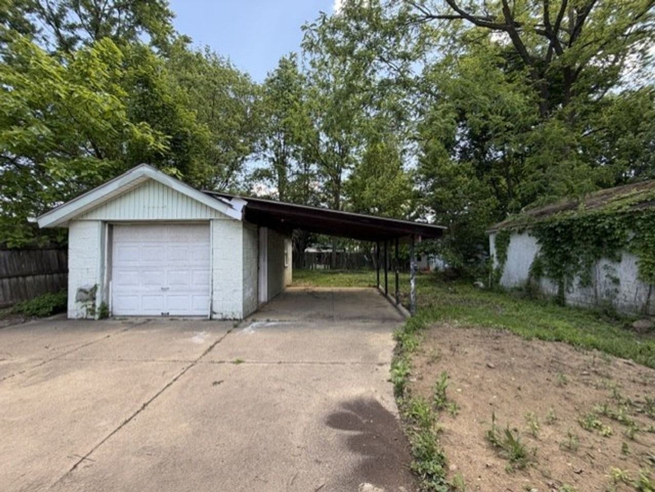 621 Hudson Ave - Photo 2 of 17