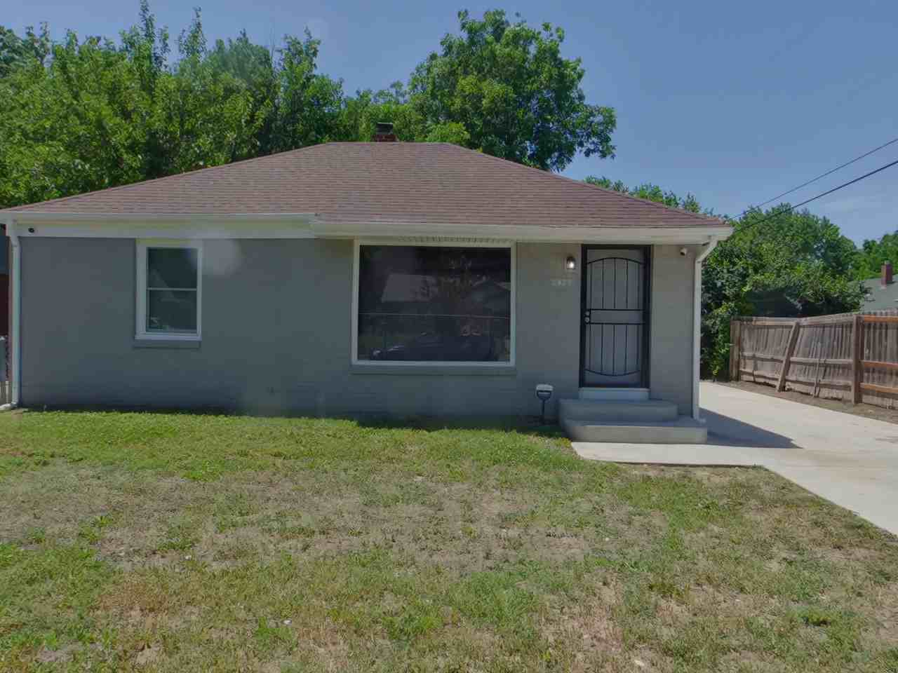 2027 N Spruce St - Photo 2 of 18