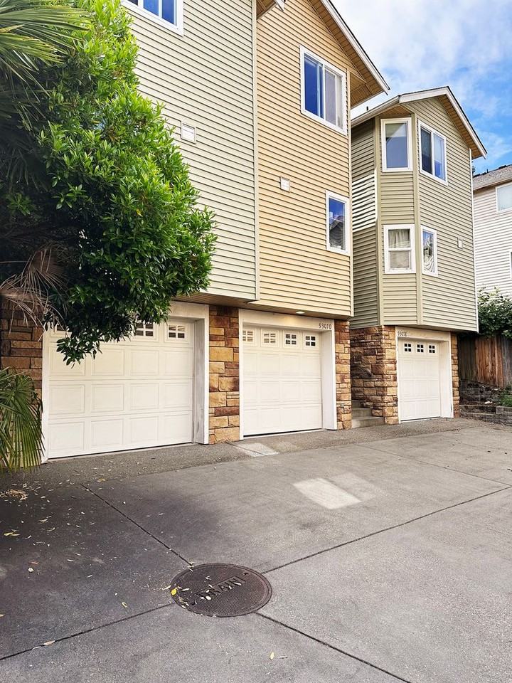 9307 Linden Ave N #D - Photo 2 of 15
