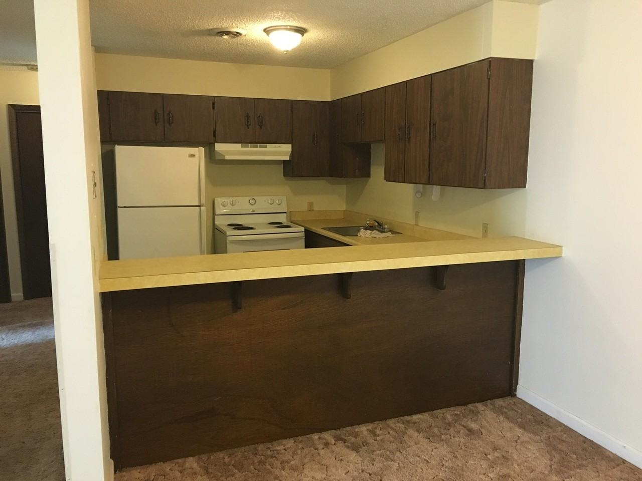 KU-Country Club Apts - Photo 3 of 26