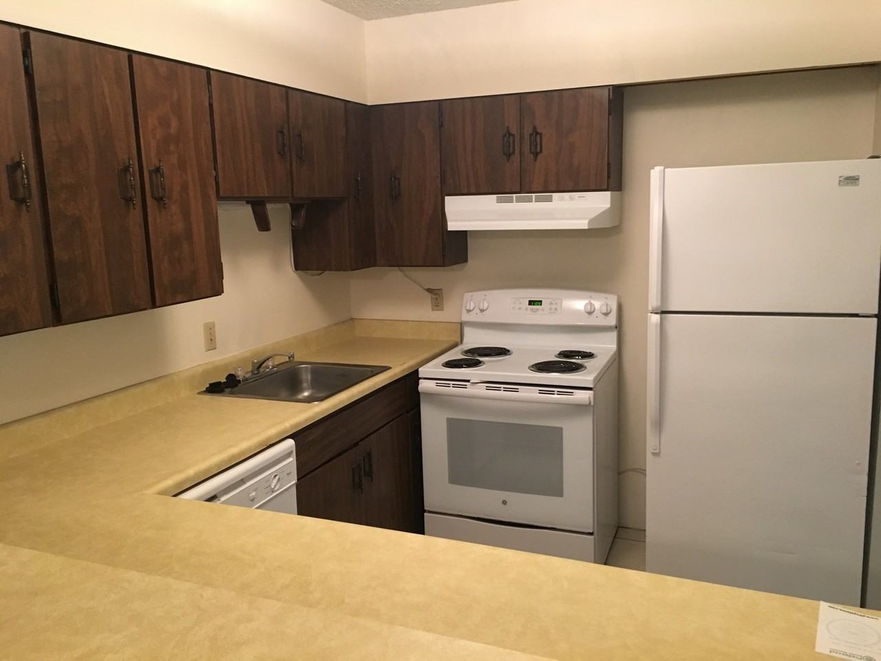 KU-Country Club Apts - Photo 4 of 26