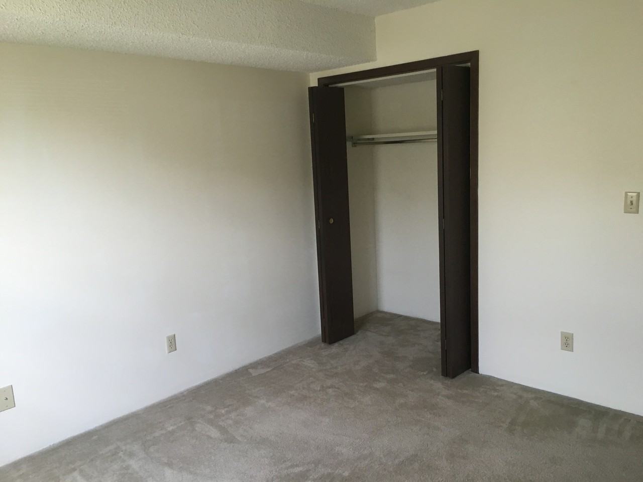 KU-Country Club Apts - Photo 6 of 26