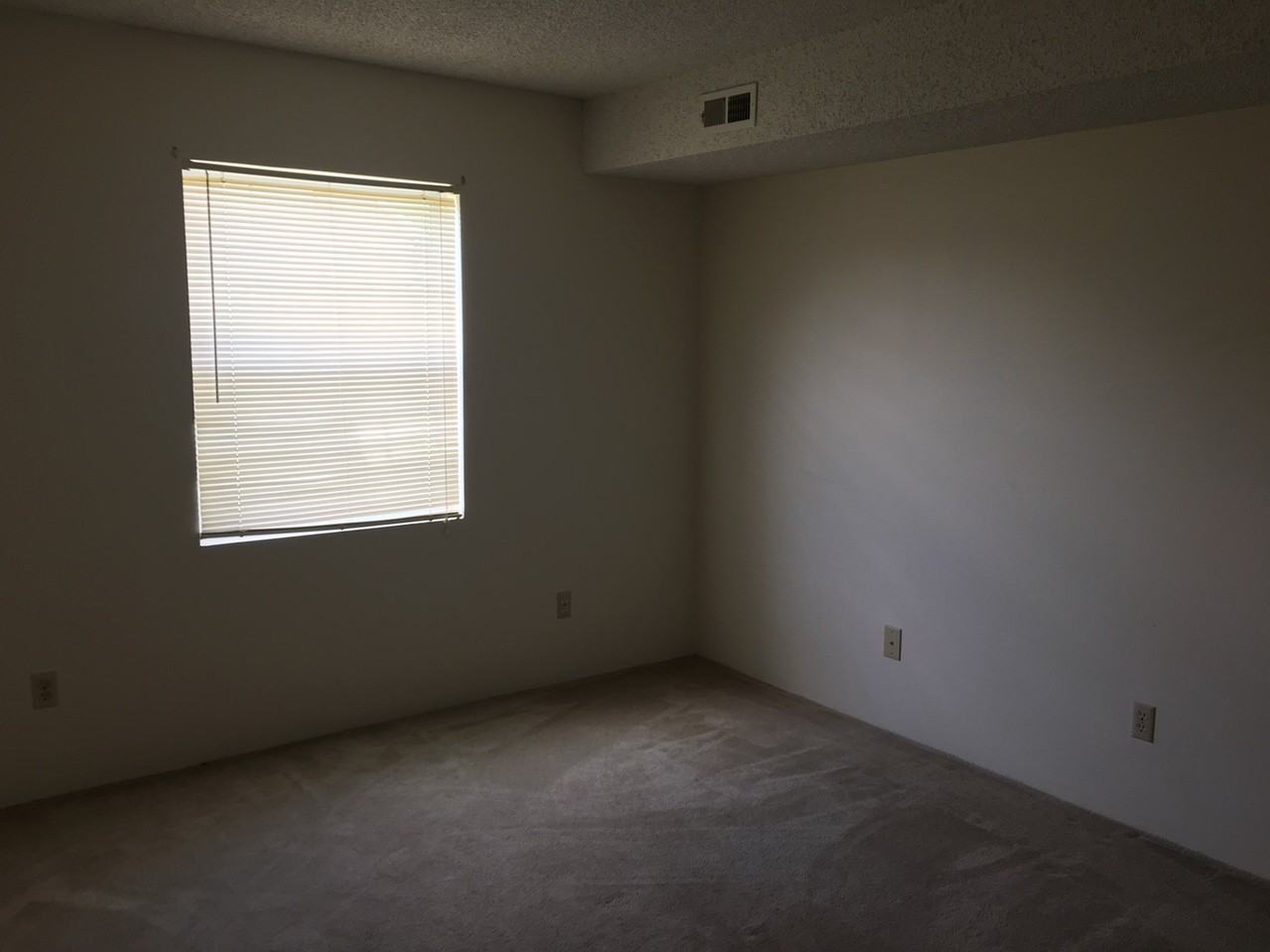 KU-Country Club Apts - Photo 7 of 26