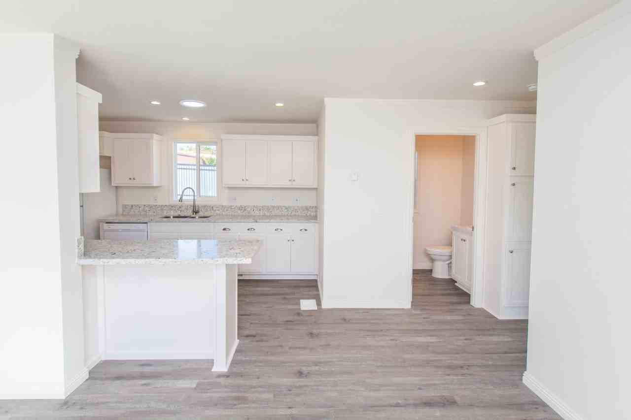 735 40th St - Photo 3 of 17