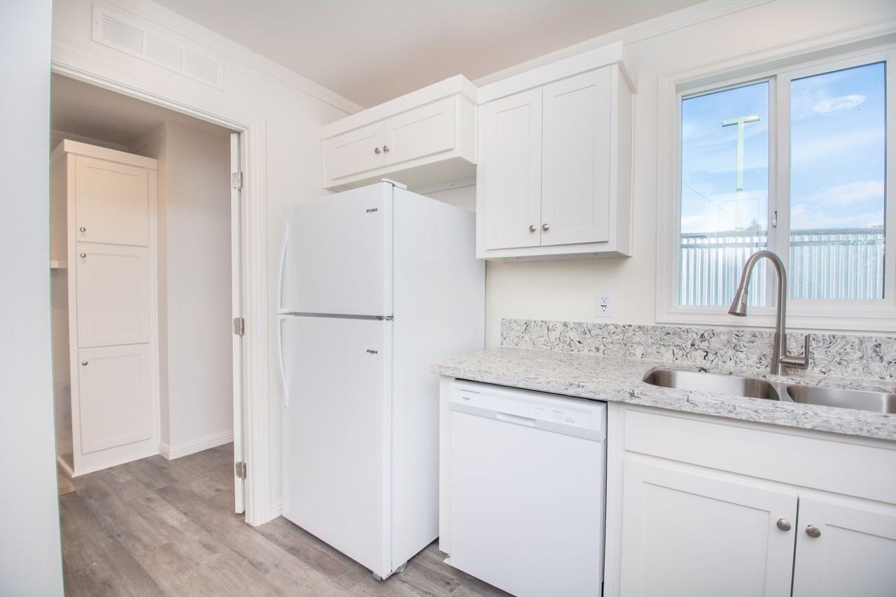 735 40th St - Photo 4 of 17