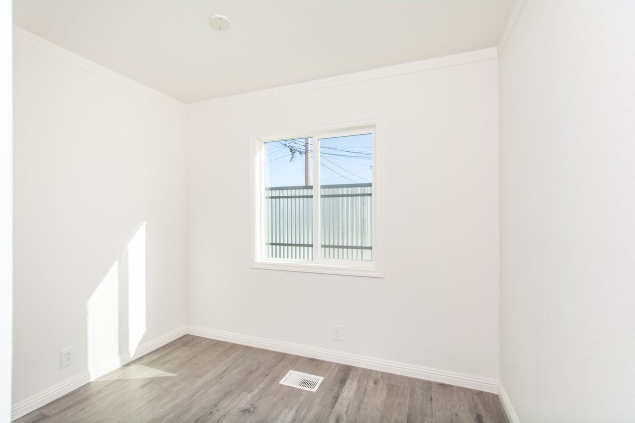 735 40th St - Photo 7 of 17