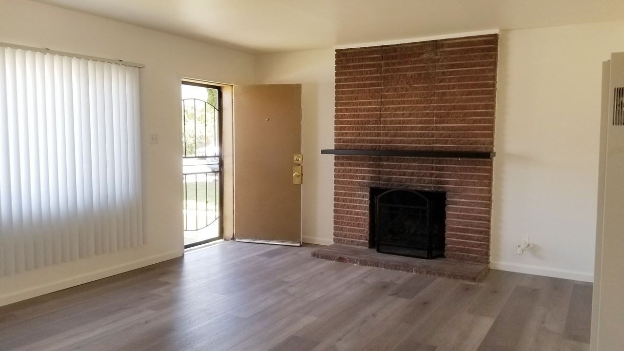 140 E Pearl St - Photo 3 of 13