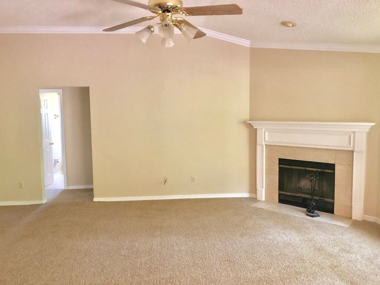 2298 Pirates Bay Dr - Photo 3 of 5