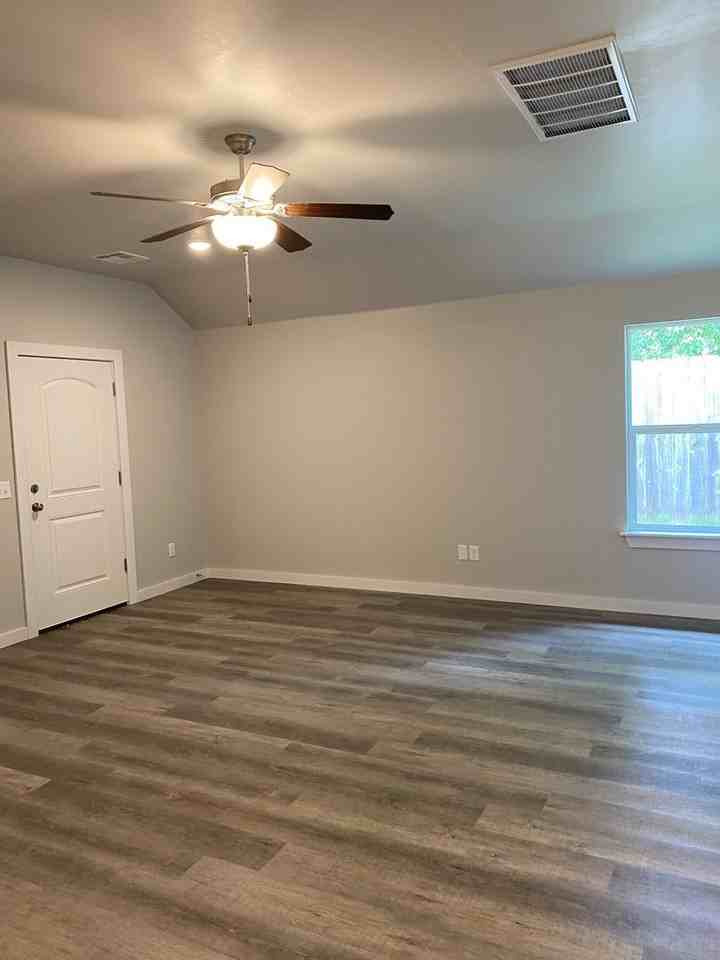 1322 E Cavanaugh St - Photo 4 of 17