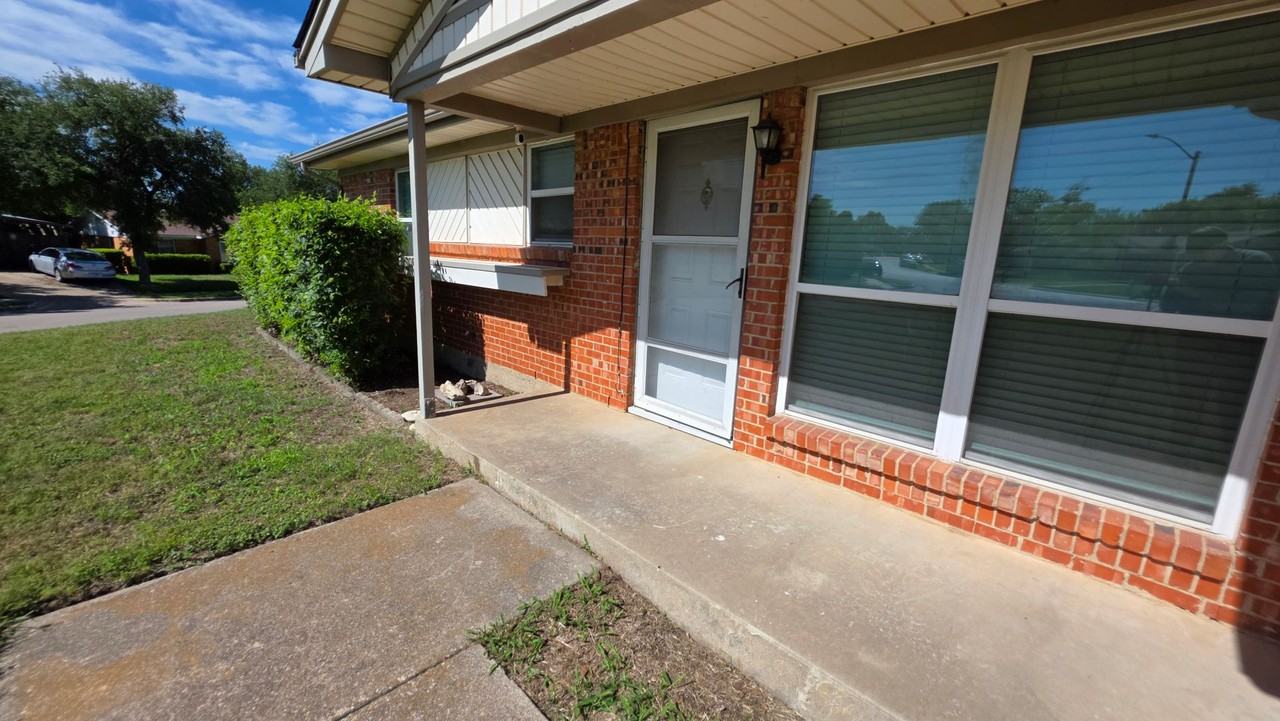 6251 Shadydell Dr - Photo 2 of 25