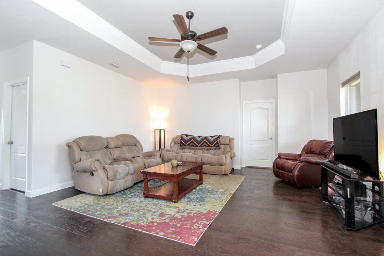 989 Nw 231st Way - Photo 3 of 20