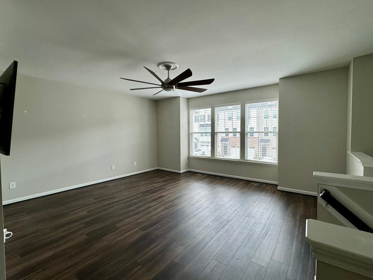 1025 Lathrop Ln - Photo 3 of 20