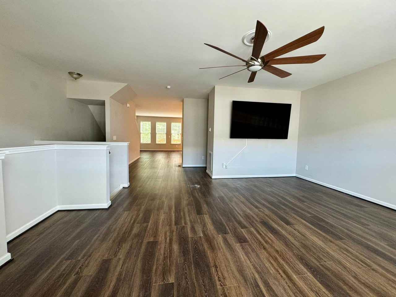 1025 Lathrop Ln - Photo 4 of 20