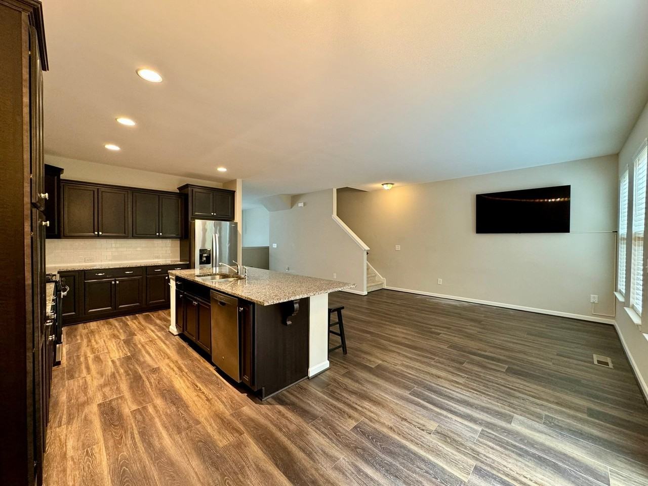 1025 Lathrop Ln - Photo 7 of 20