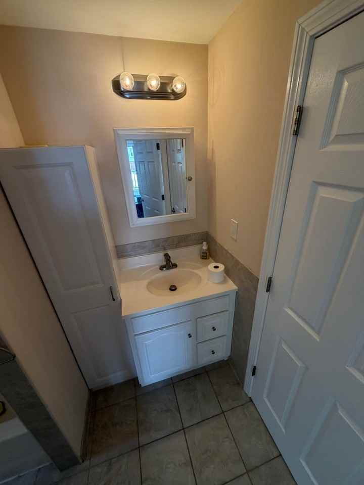 852 Bank St #A - Photo 6 of 13