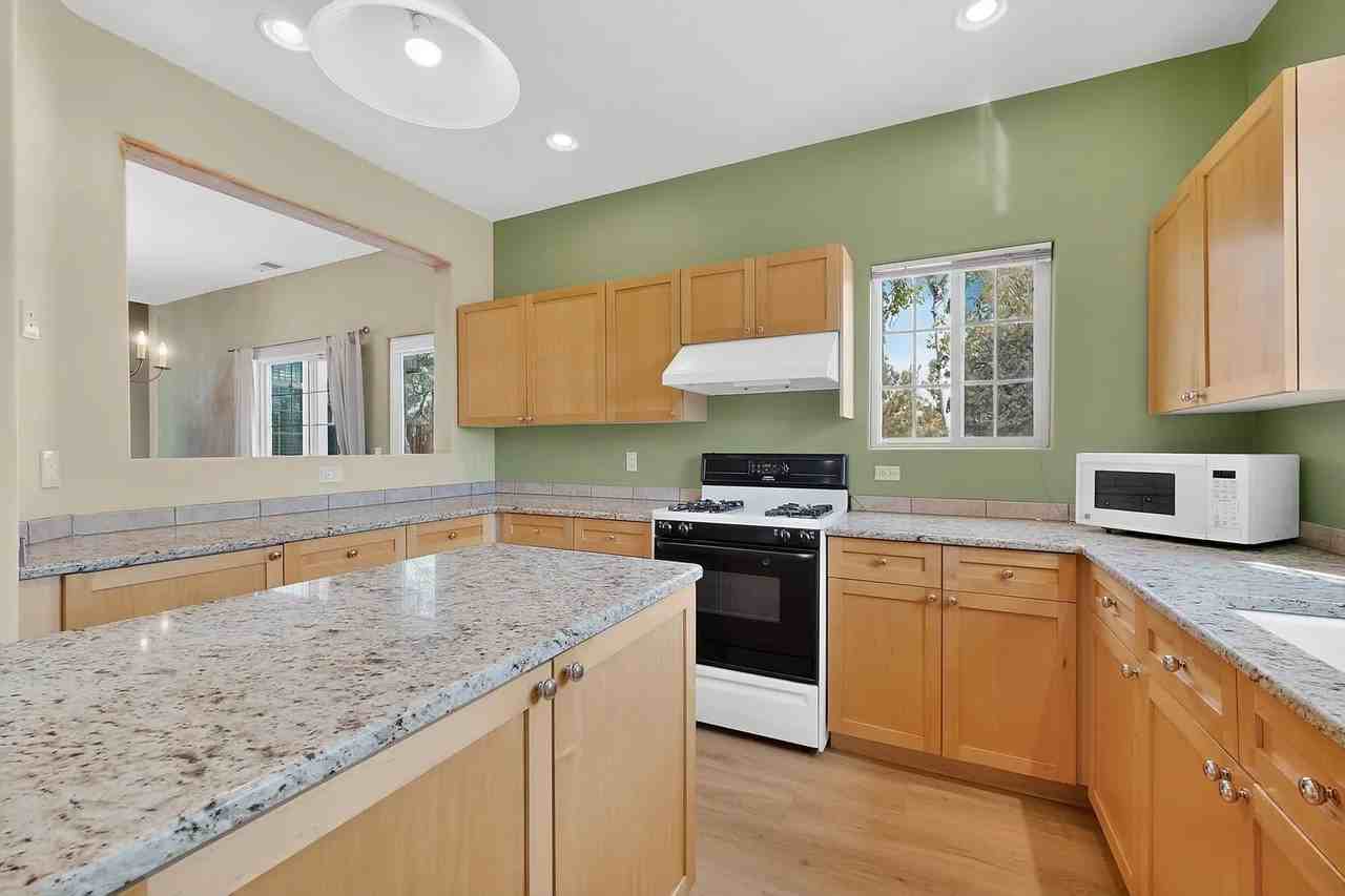 4401 Autumn Leaf Ln - Photo 5 of 20
