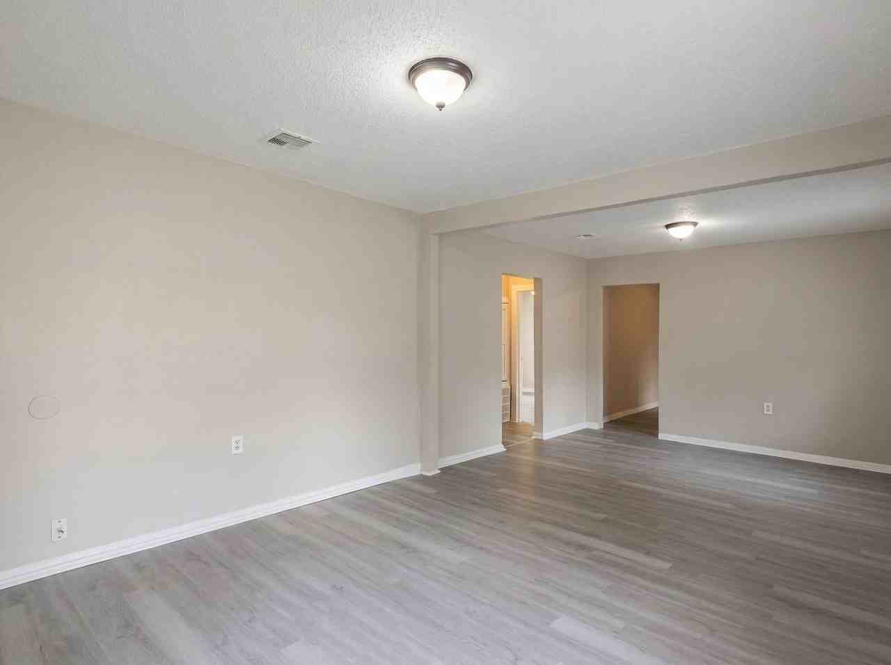 413 Montgomery St - Photo 2 of 12