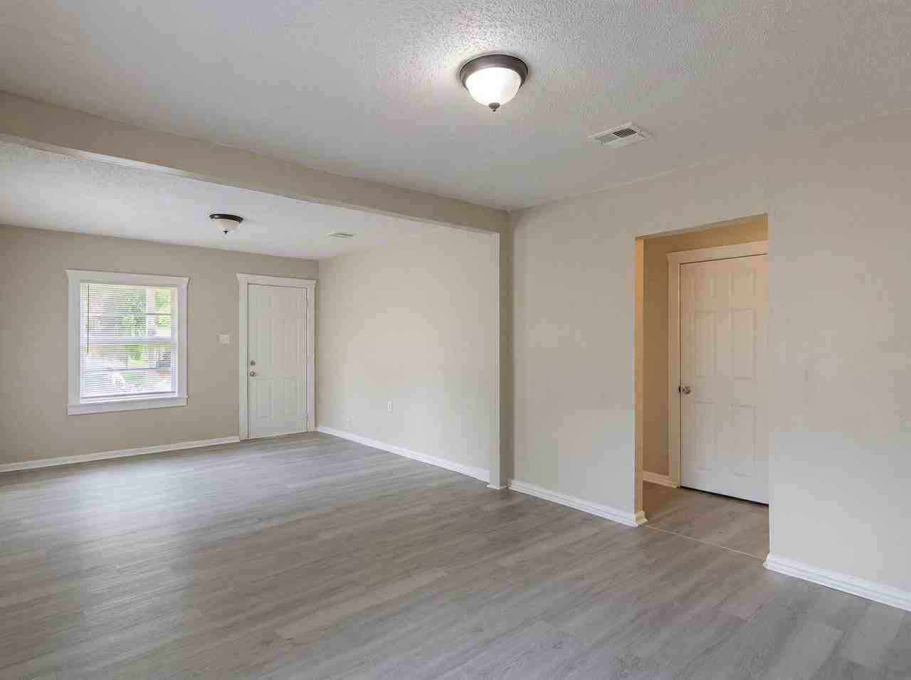 413 Montgomery St - Photo 4 of 12