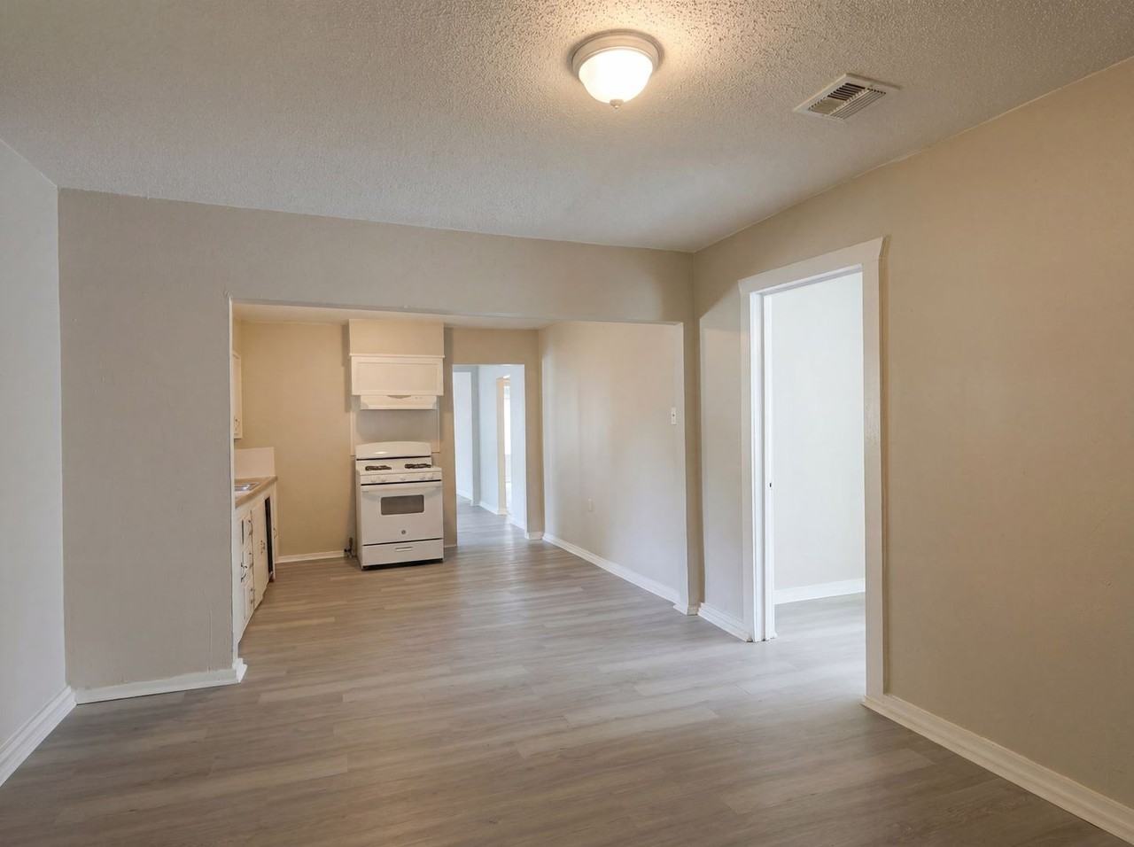 413 Montgomery St - Photo 5 of 12