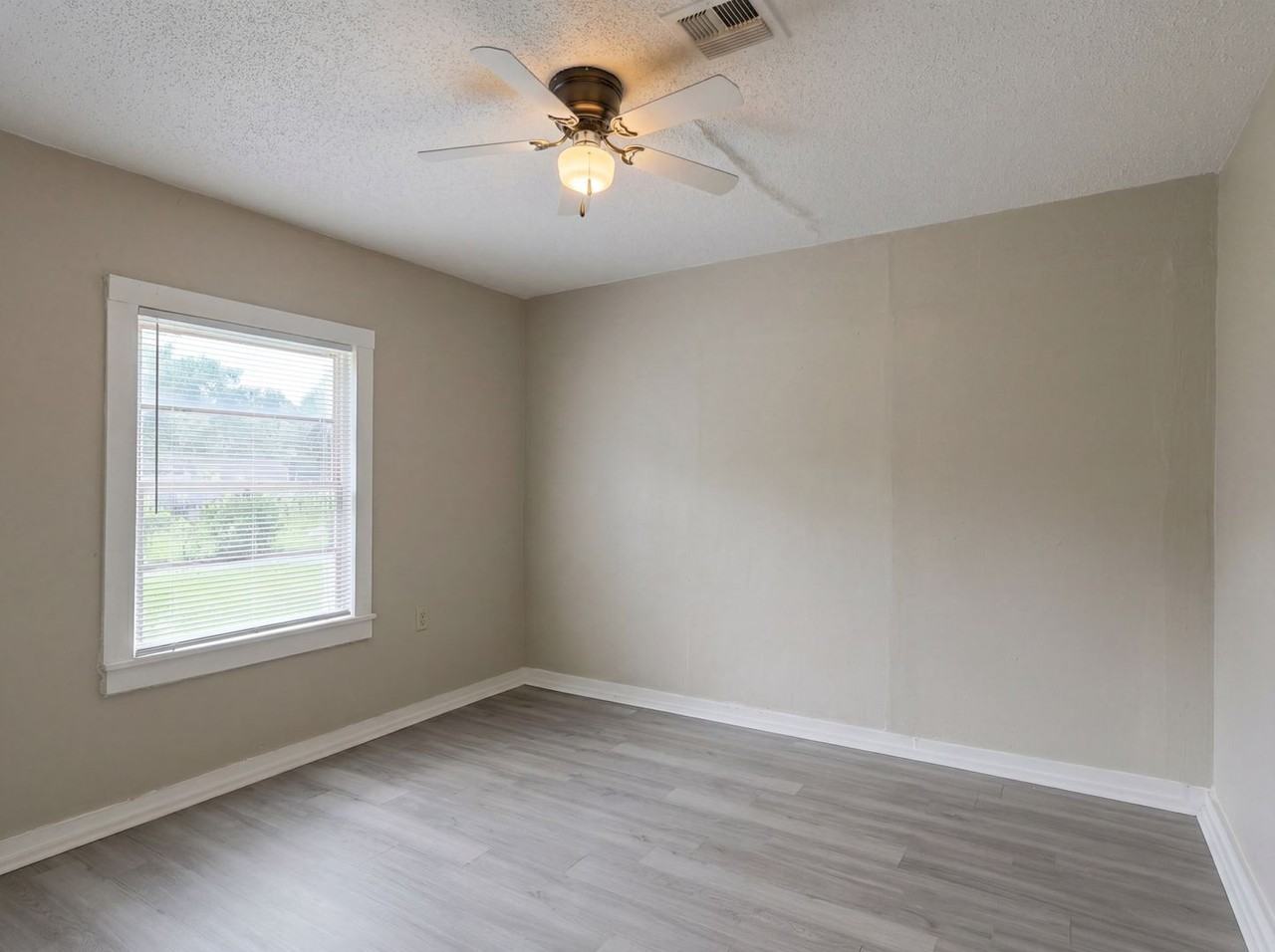 413 Montgomery St - Photo 7 of 12