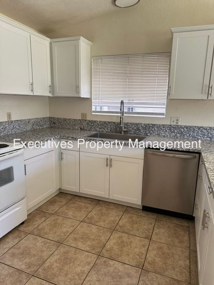 322 Pamela Ct - Photo 3 of 8