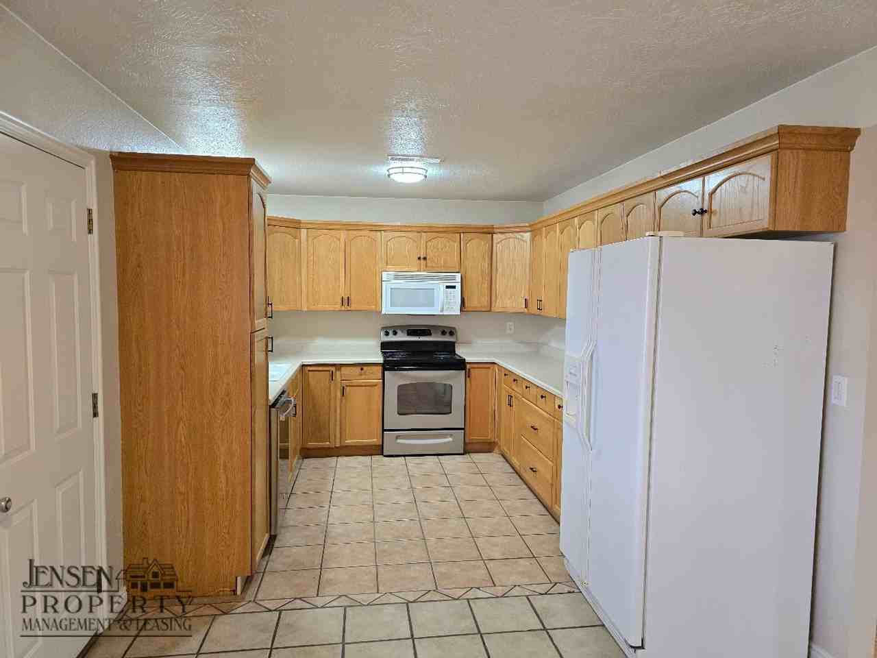 767 N 1700 E - Photo 6 of 29