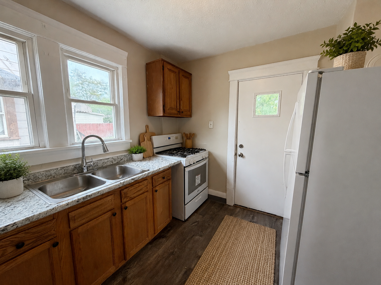 907 Kling St - Photo 5 of 13