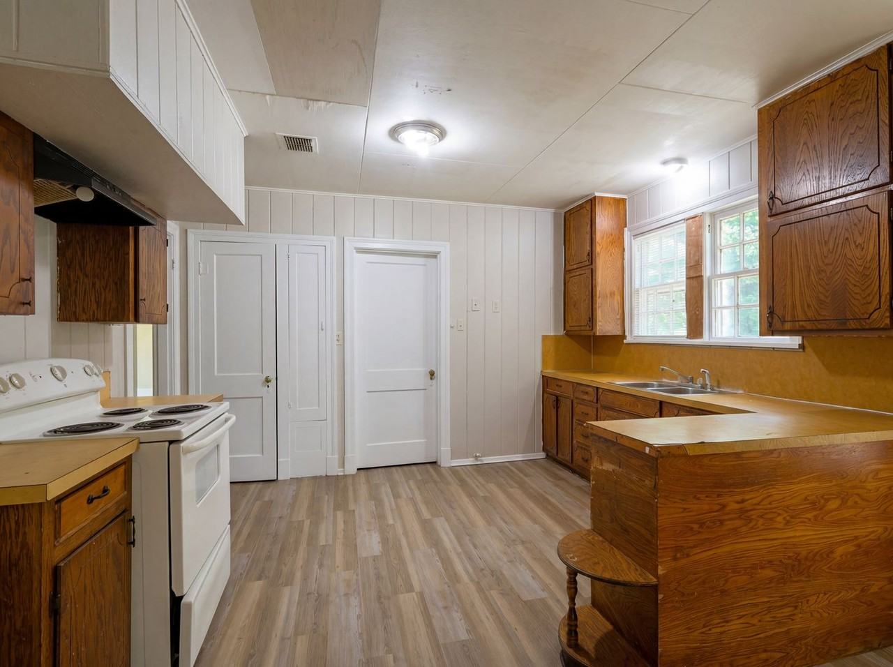 2811 Samford Ave - Photo 7 of 16