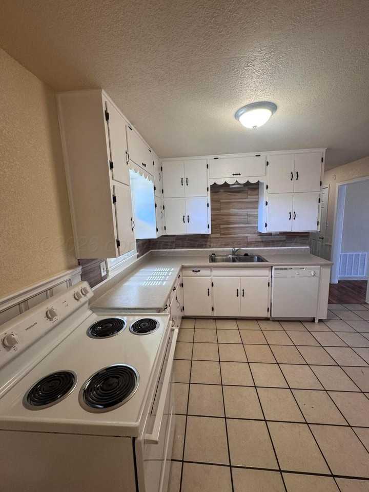 3401 Lynette Dr - Photo 6 of 23