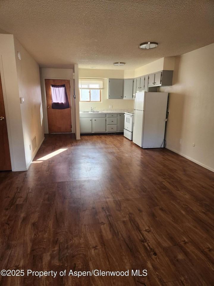 702 Midland Ave #11 - Photo 3 of 7