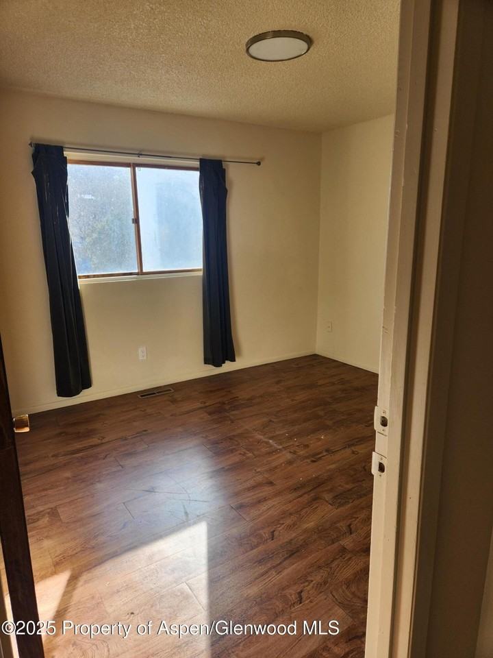 702 Midland Ave #11 - Photo 4 of 7