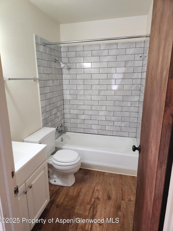 702 Midland Ave #11 - Photo 5 of 7