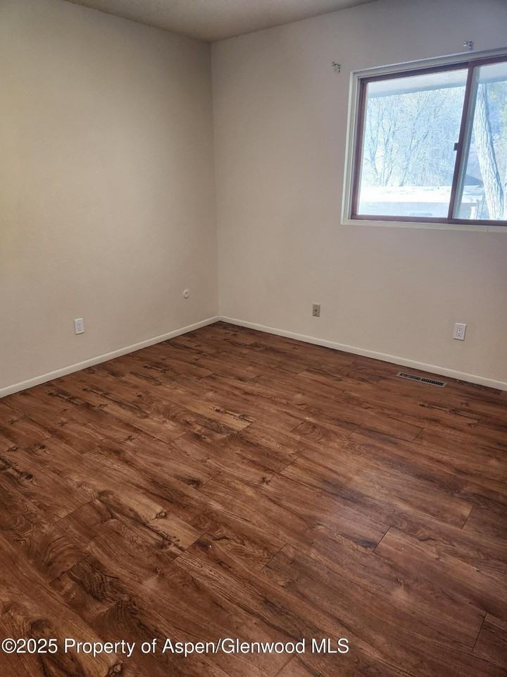 702 Midland Ave #11 - Photo 6 of 7